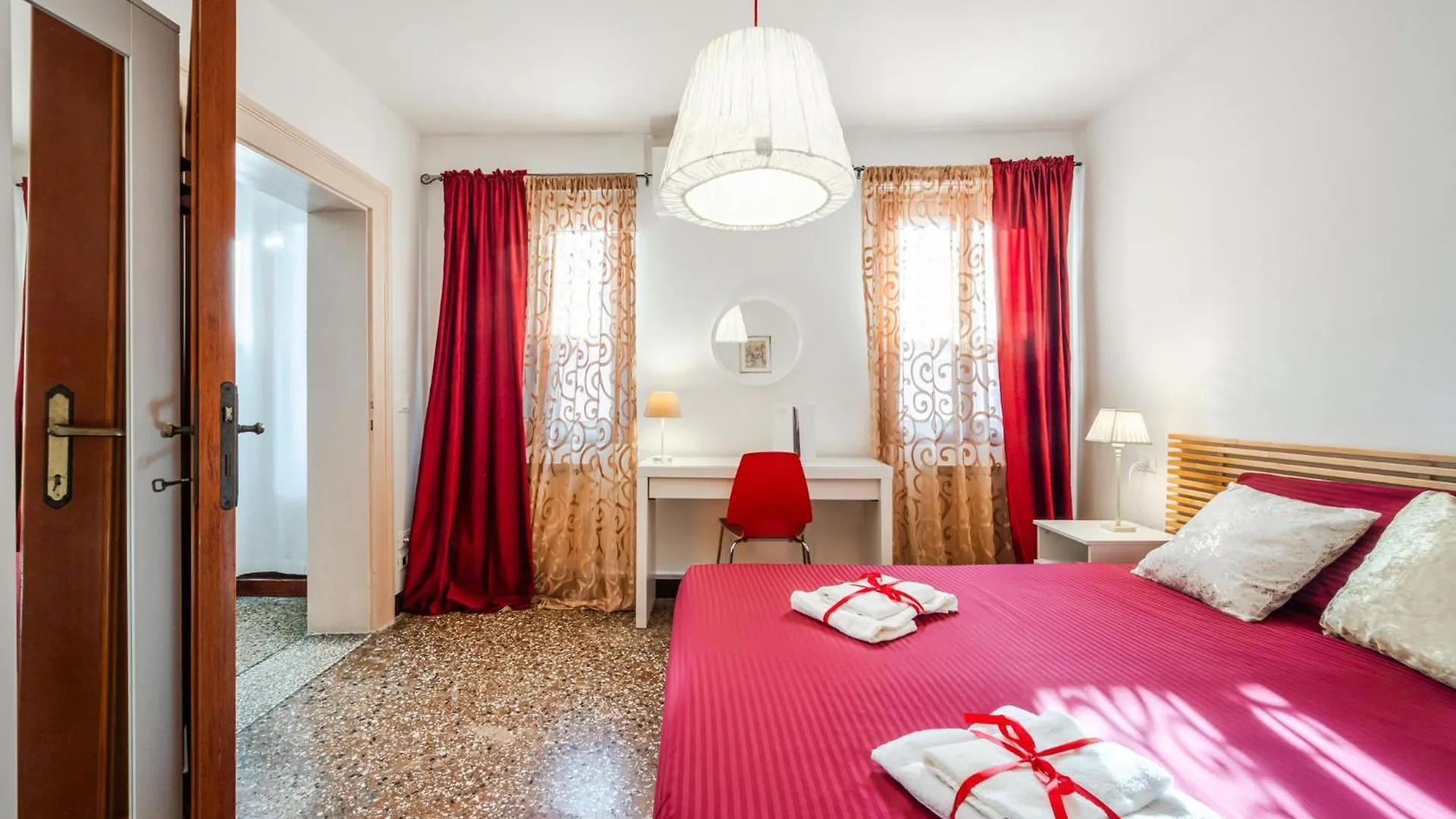 Queen Home Carlotta Venice 0*,  Italy