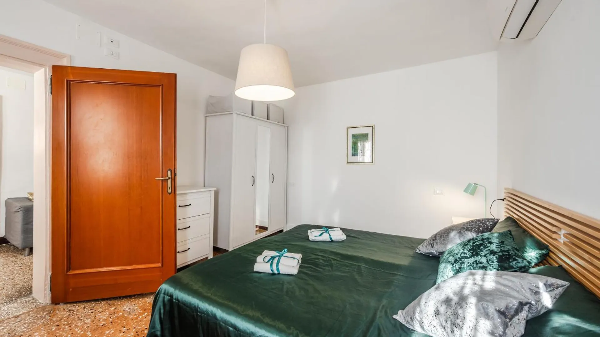 Queen Home Carlotta Venice Apartment