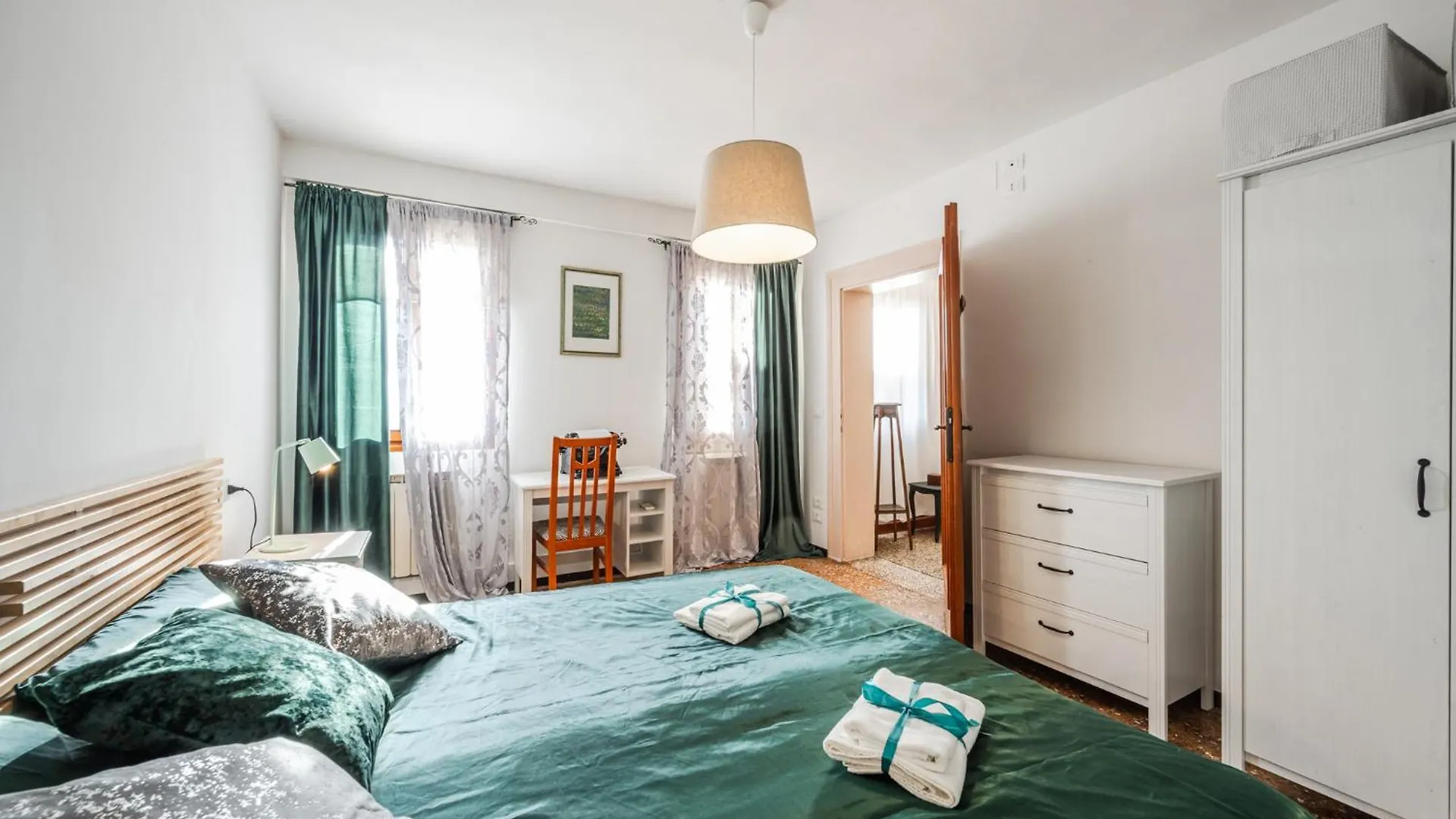 Queen Home Carlotta Venice