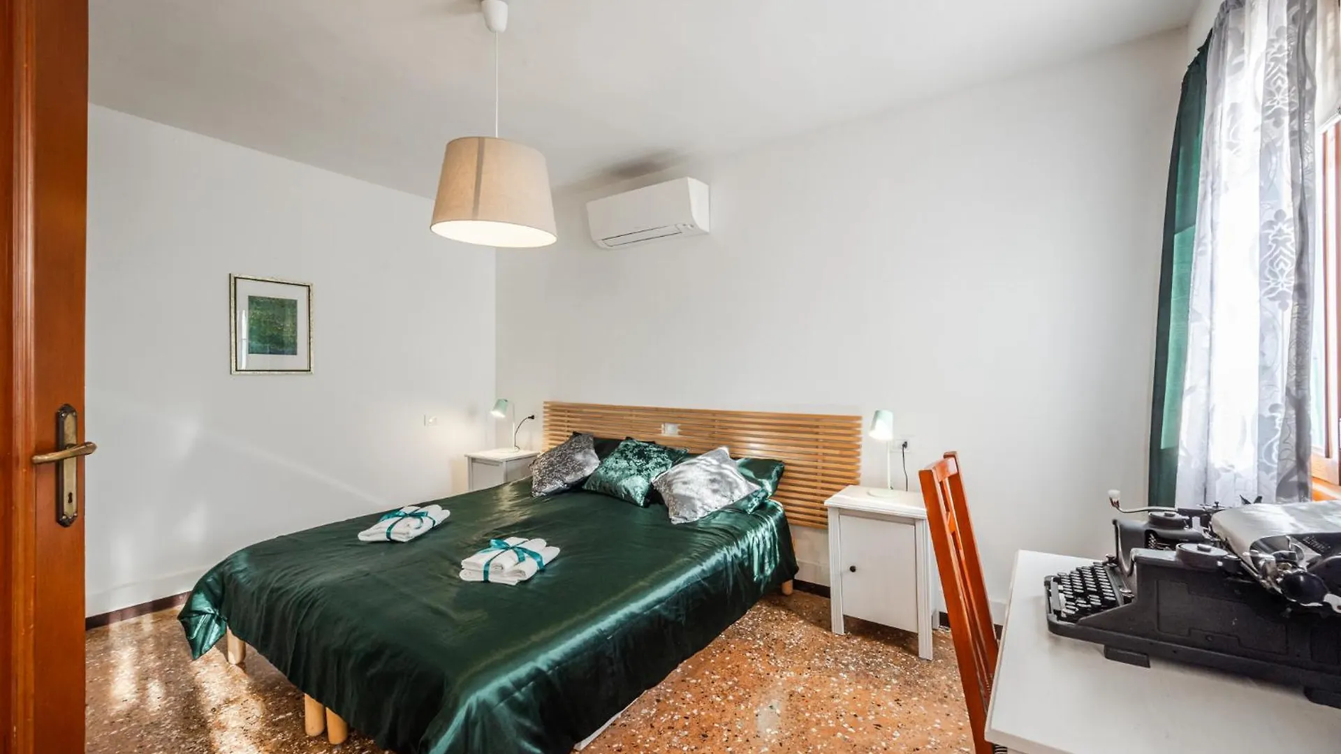 Queen Home Carlotta Venice
