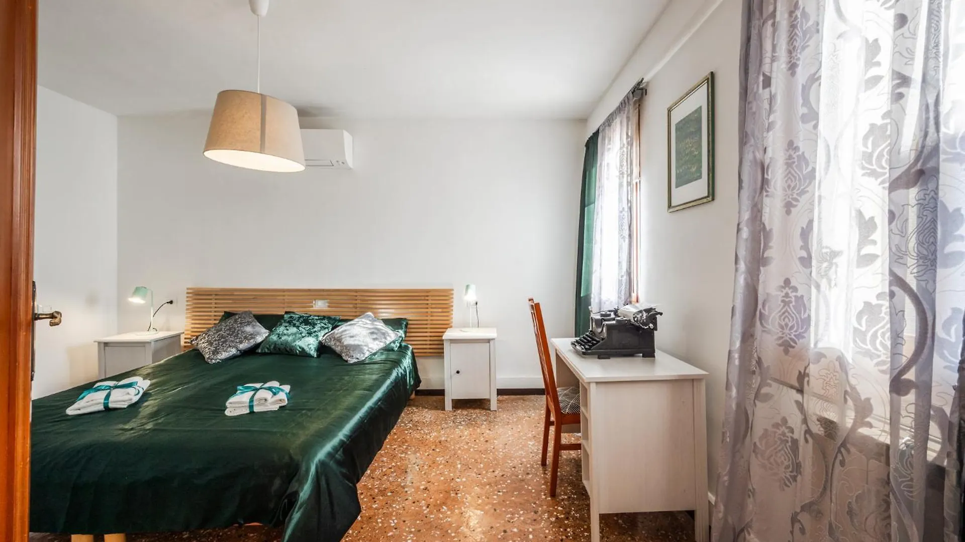 Queen Home Carlotta Venice